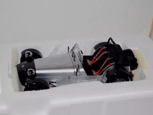 Kyosho Caterham Super Seven Cycle Fender 2007 1:18 08222SC