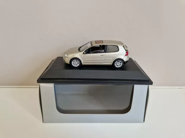 Schuco Volkswagen Golf V 3-door 2003 1:43 GOLF04