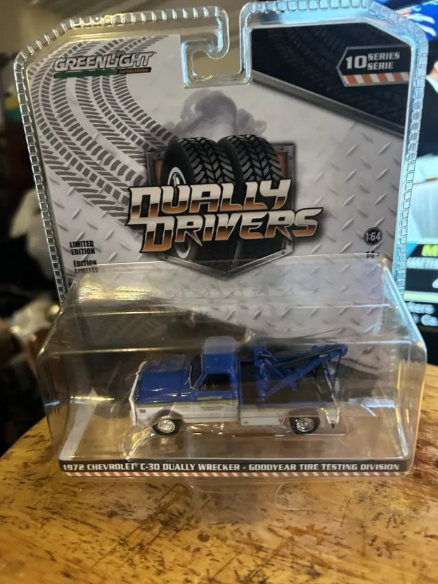 Greenlight Chevrolet C-30 Truck Carro Attrezzi Wrecker Road Service Goodyear 1972 1:64 46100B