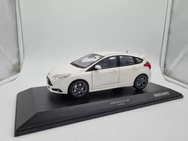 Minichamps Ford Focus St 2011 1:18 110082004