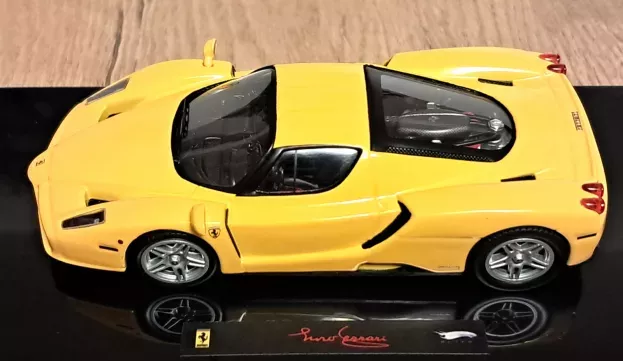 Hot Wheels Ferrari Enzo 2004 1:43 P9937