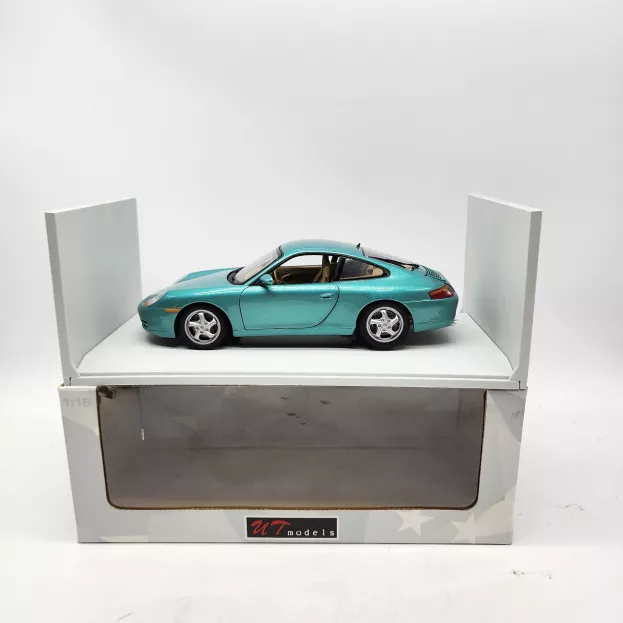 UT Models Porsche 911 996 Carrera Coupe 2004 1:18 27901