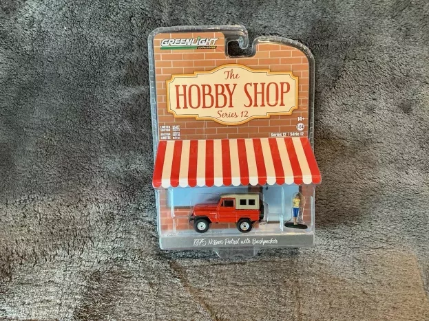 Greenlight Nissan Patrol With Backpacker 1975 1:64 97120A
