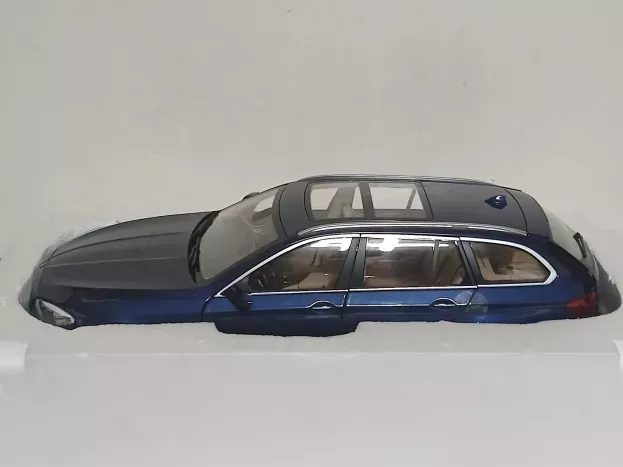 Norev BMW 550i Touring F11 Blue dealer edition 1:18 80432158016