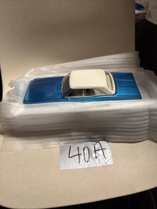 BoS Models Ford Thunderbird 4-door 1968 1:18 BOS229