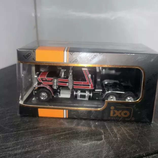 IXO Models Peterbilt 359 Tractor Truck 3-assi 1973 1:43 TR158.22