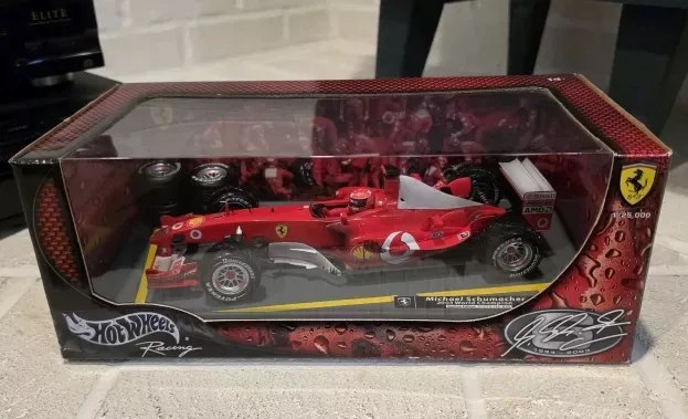 Hot Wheels Ferrari F1 F2003-ga N 1 Michael Schumacher Season 2003 World Champion Rain Tyres Pit Stop 1:18 B1026