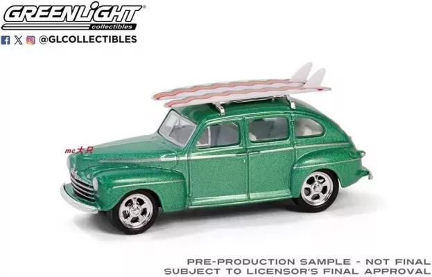 Greenlight Ford Fordor Super Deluxe With Surfboard 1946 1:64 97160A