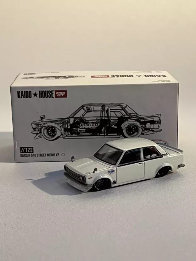 Mini-GT Datsun 510 Street Nismo V2 1969 1:64 KHMG122