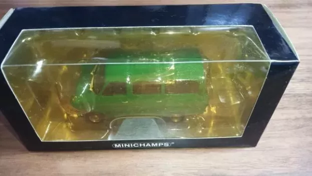 Minichamps Ford Transit Minibus 1974 1:43 400082411