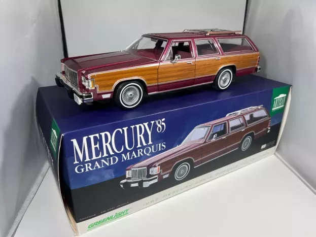 Greenlight Mercury Grand Marquis Colony Park Station Wagon 1985 1:18 19093