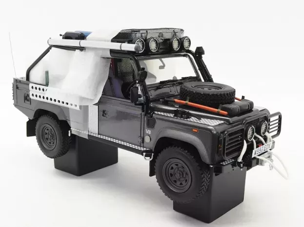 Kyosho Land Rover Defender Tomb Raider Lara Croft 1:18 KSR08902TR