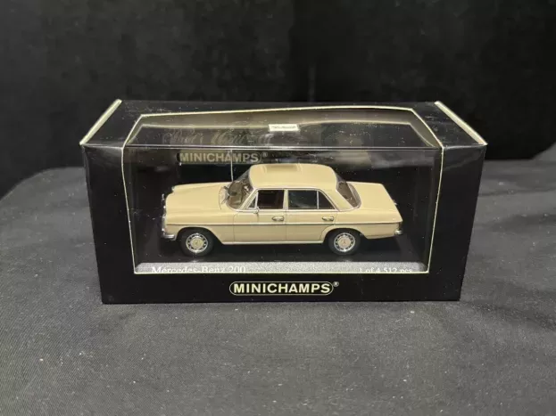 Minichamps Mercedes 200d W114 1968 1:43 34000