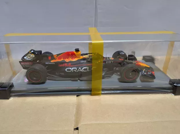 Spark Red Bull F1 Rb18 Team Oracle Red Bull Racing N 1 Winner Japan Gp With Pit Board World Champion 2022 Max Verstappen 1:18 18S774