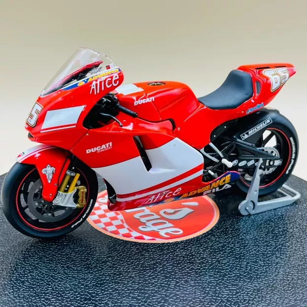 Minichamps Ducati Desmosedici N 65 Season Motogp 2004 L.capirossi Sponsor 1:12 122040065