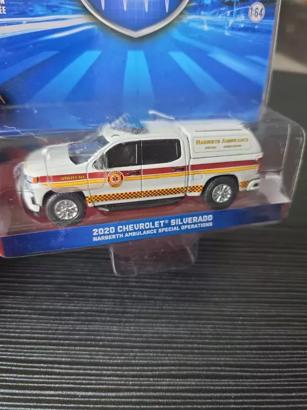 Greenlight Chevrolet Silverado Pick-up Ambulance 2020 1:64 67040E