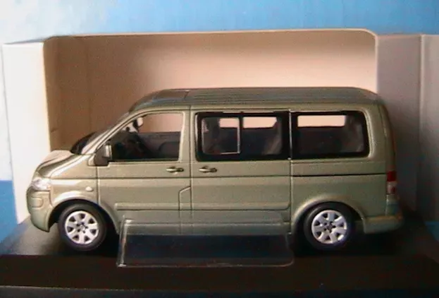 Minichamps Volkswagen T5 Multivan Minibus 2010 1:43 842902111