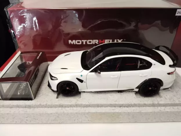 Motorhelix Alfa Romeo Giulia Gtam With Engine And Accessories 2021 1:18 M89006