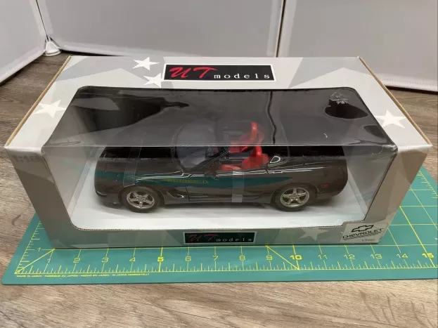 UT Models Chevrolet Corvette Spider Open 1998 1:18 21007