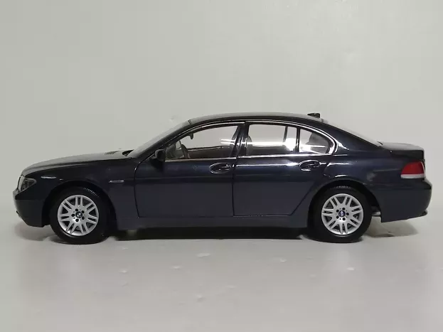 Kyosho Bmw 7-series 745i 2005 1:18 08571NB