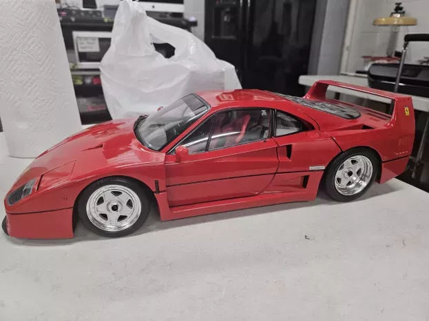 Top Marques Ferrari F40 1987 1:18 TOP098A