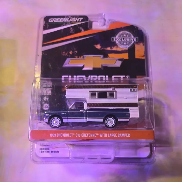 Greenlight Chevrolet C-10 Cheyenne Camper 1969 1:64 30121