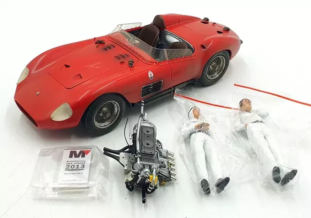 CMC Bundle Maserati 300S Dirty Hero Including Engine 2 Figurines Miniature Award and exclusive Showcase 1:18 M-172