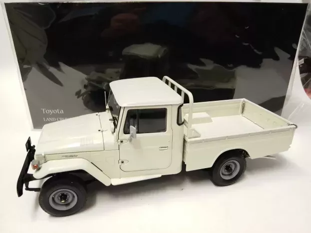 Kyosho Toyota Land Cruiser 40 4x4 Pick-up 1980 1:18 08958W