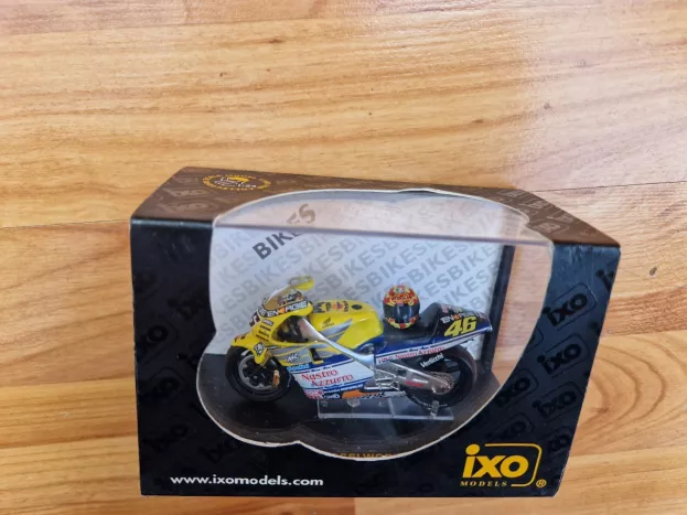 IXO Models Honda Nsr 500 Valentino Rossi World Champion 2001 1:24 RAB011
