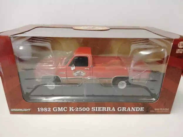 Greenlight Gmc K-2500 Sierra Grande Pick-up 1982 The Busted Knuckle 1:18 13612