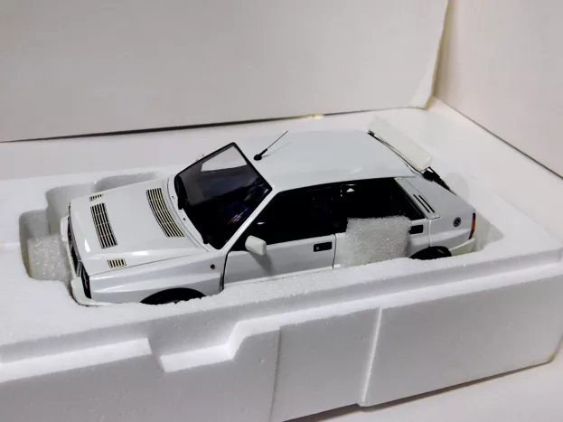 Kyosho Lancia Delta Hf Integrale Evoluzione Ii 1993 Interni Brown 1:18 08341W