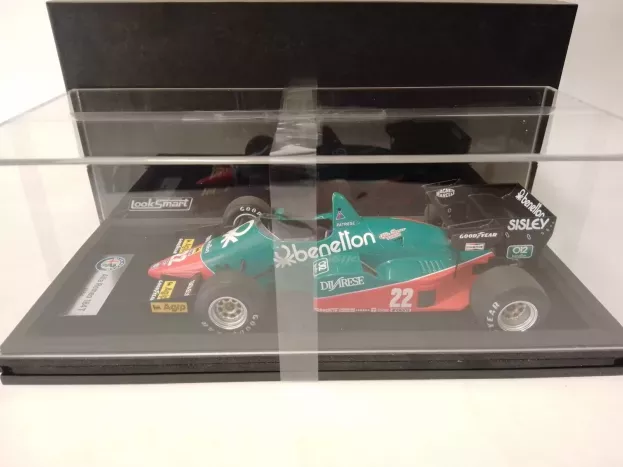 Looksmart Alfa Romeo F1 184t Turbo Team Benetton Alfa Romeo N 22 Season 1984 R.patrese Con Vetrina With Showcase 1:18 LSAR02