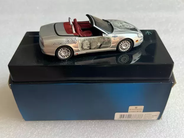 IXO Models Maserati Spider Cambio Corsa 2002 90th Anniversary Einstein 1916 Teoria Della Relativita' 1:43 MOC054