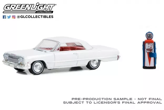 Greenlight Chevrolet Bel Air With Vintage Gas Pump 1963 1:64 97150A