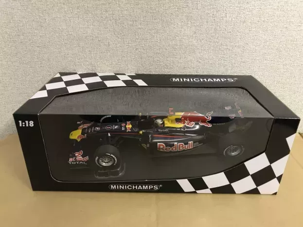 Minichamps Red Bull F1 Rb6 N 5 Season Sebastian Vettel Season 2010 World Champion 1:18 110100005