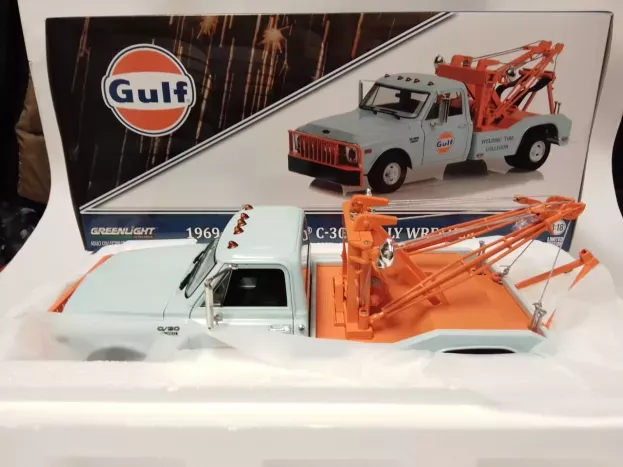 Greenlight Chevrolet C-30 Pick-up Gulf Carro Attrezzi Wrecker Road Service 1969 1:18 13624
