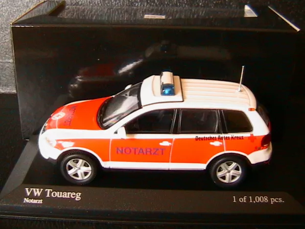 Minichamps Volkswagen Touareg Notarzt 2002 Ambulance 1:43 400052090