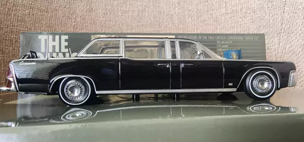 Minichamps Lincoln Continental 1964 Presidential Parade The Johnson Car 1:43 86101