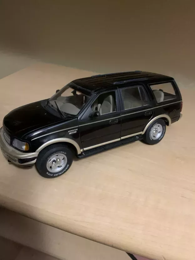 UT Models Ford Expedition Xlt Suv 2001 1:18 22710