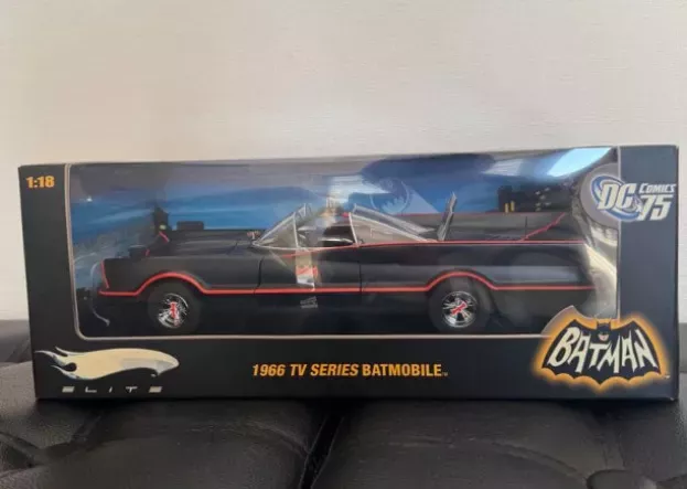 Hot Wheels Batman Batmobile 1966 1:18 T3532