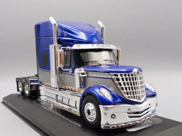 IXO Models International Lonestar Tractor Truck 3-assi 2010 1:43 TR118