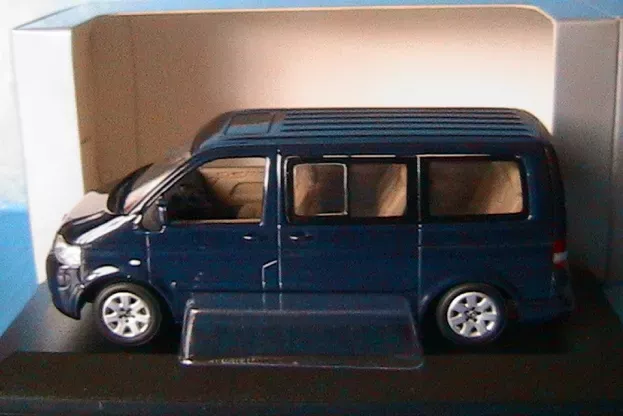 Minichamps Volkswagen T5 Multivan Minibus 2010 1:43 842902126