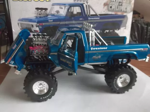 Greenlight Ford F-250 Pick-up Bigfoot Monster Truck 1974 1:18 13537