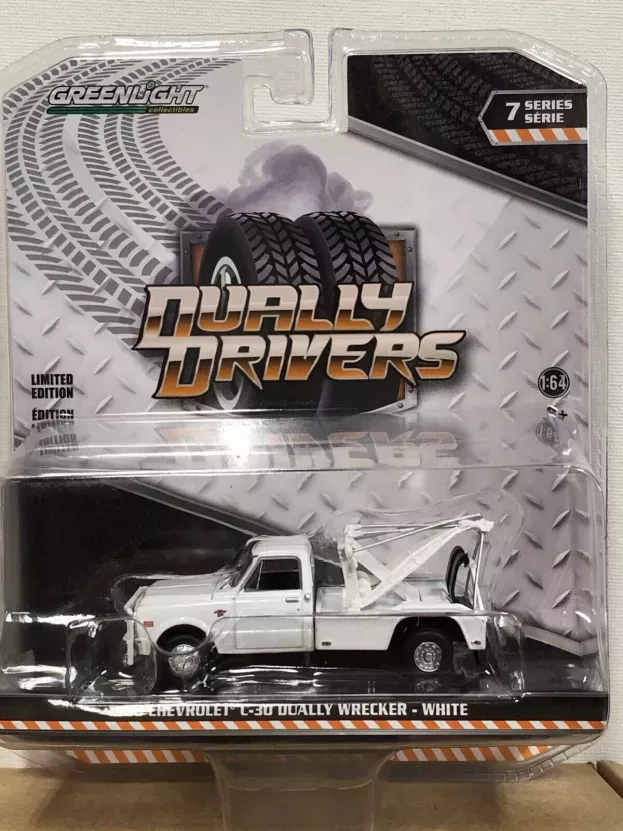 Greenlight Chevrolet C-30 Dually Truck 1968 Carro Attrezzi Wrecker Road Service 1:64 46070A