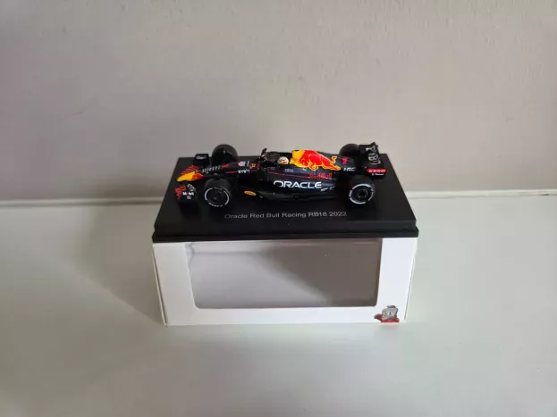Spark Red Bull F1 Rb18 Team Oracle Red Bull Racing N 1 Season World Champion 2022 Max Verstappen 1:64 Y254