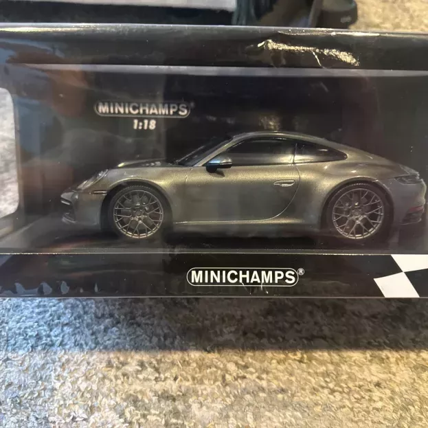 Minichamps Porsche 911 992 Carrera 4s Coupe 2019 1:18 155067328