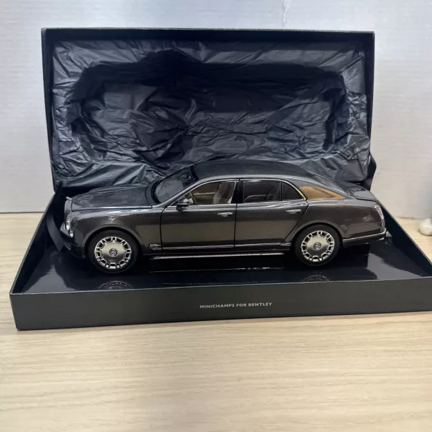 Minichamps Bentley Mulsanne 2010 1:18 BL843