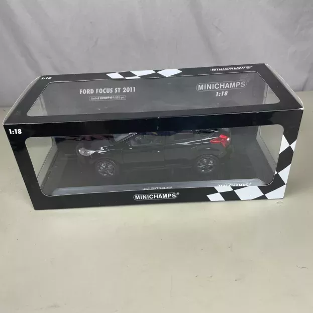 Minichamps Ford Focus St 2011 1:18 110082000