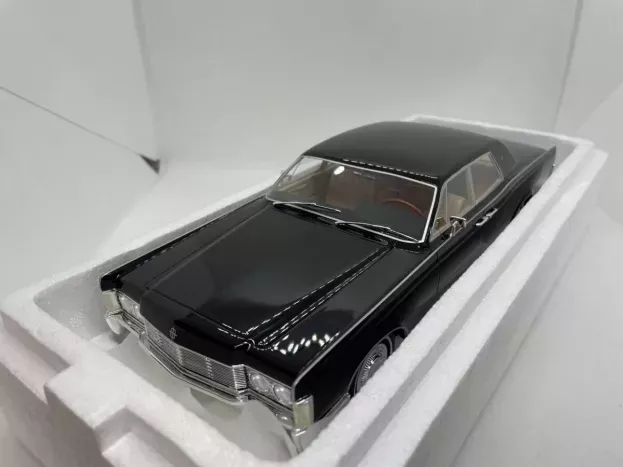 BoS Models Lincoln Continental Sedan 1968 1:18 BOS169