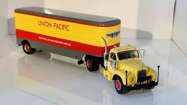 IXO Models Mack B61 Truck Union Pacific 1955 1:43 TTR005
